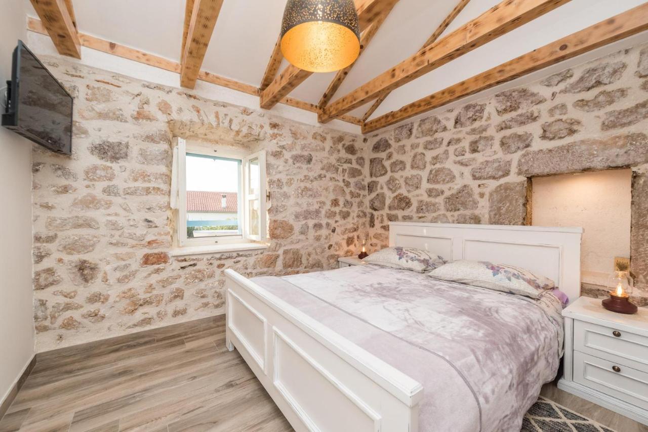 Holiday Home Lipa Nasa Neviđane Extérieur photo